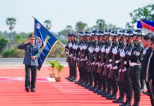 នាព្រឹកថ្ងៃទី២៧ ខែឧសភា ឆ្នាំ២០២៦ លោកឧត្តមសេនីយ៍ឯក រ័ត្ន ស្រ៊ាង មេបញ្ជាការរង កងរាជអាវុធហត្ថលើផ្ទៃប្រទេស មេបញ្ជាការ កងរាជអាវុធហត្ថរាជធានីភ្នំពេញ