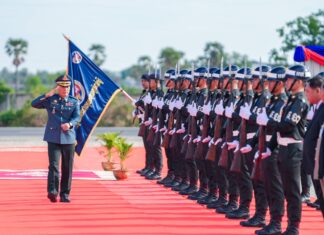 នាព្រឹកថ្ងៃទី២៧ ខែឧសភា ឆ្នាំ២០២៦ លោកឧត្តមសេនីយ៍ឯក រ័ត្ន ស្រ៊ាង មេបញ្ជាការរង កងរាជអាវុធហត្ថលើផ្ទៃប្រទេស មេបញ្ជាការ កងរាជអាវុធហត្ថរាជធានីភ្នំពេញ
