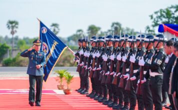 នាព្រឹកថ្ងៃទី២៧ ខែឧសភា ឆ្នាំ២០២៦ លោកឧត្តមសេនីយ៍ឯក រ័ត្ន ស្រ៊ាង មេបញ្ជាការរង កងរាជអាវុធហត្ថលើផ្ទៃប្រទេស មេបញ្ជាការ កងរាជអាវុធហត្ថរាជធានីភ្នំពេញ