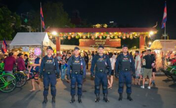 កម្លាំងកងរាជអាវុធហត្ថរាជធានីភ្នំពេញ ចូលរួមល្បាត ការពារសន្តិសុខ សុវត្ថិភាព រក្សាសណ្ដាប់ធ្នាប់ និងសង្គ្រោះបន្ទាន់ ជូនបងប្អូនប្រជាពលរដ្ឋ ធ្វើដំណើរកំសាន្ត នៅតាមដងផ្លូវថ្មើរជើង (Walk Street) ថ្ងៃទី៤-៥ ខែកក្កដា ឆ្នាំ២០២៦។